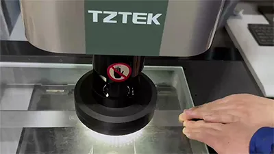 Control de calidad (para detectar grietas y rebabas en la rasqueta para impresión)